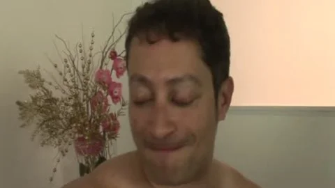 Comendo E Apresentando A Travesti Cacheada Para Os Amigos Gringos!