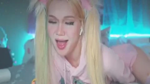yummy cam ladyboy sucking dildo